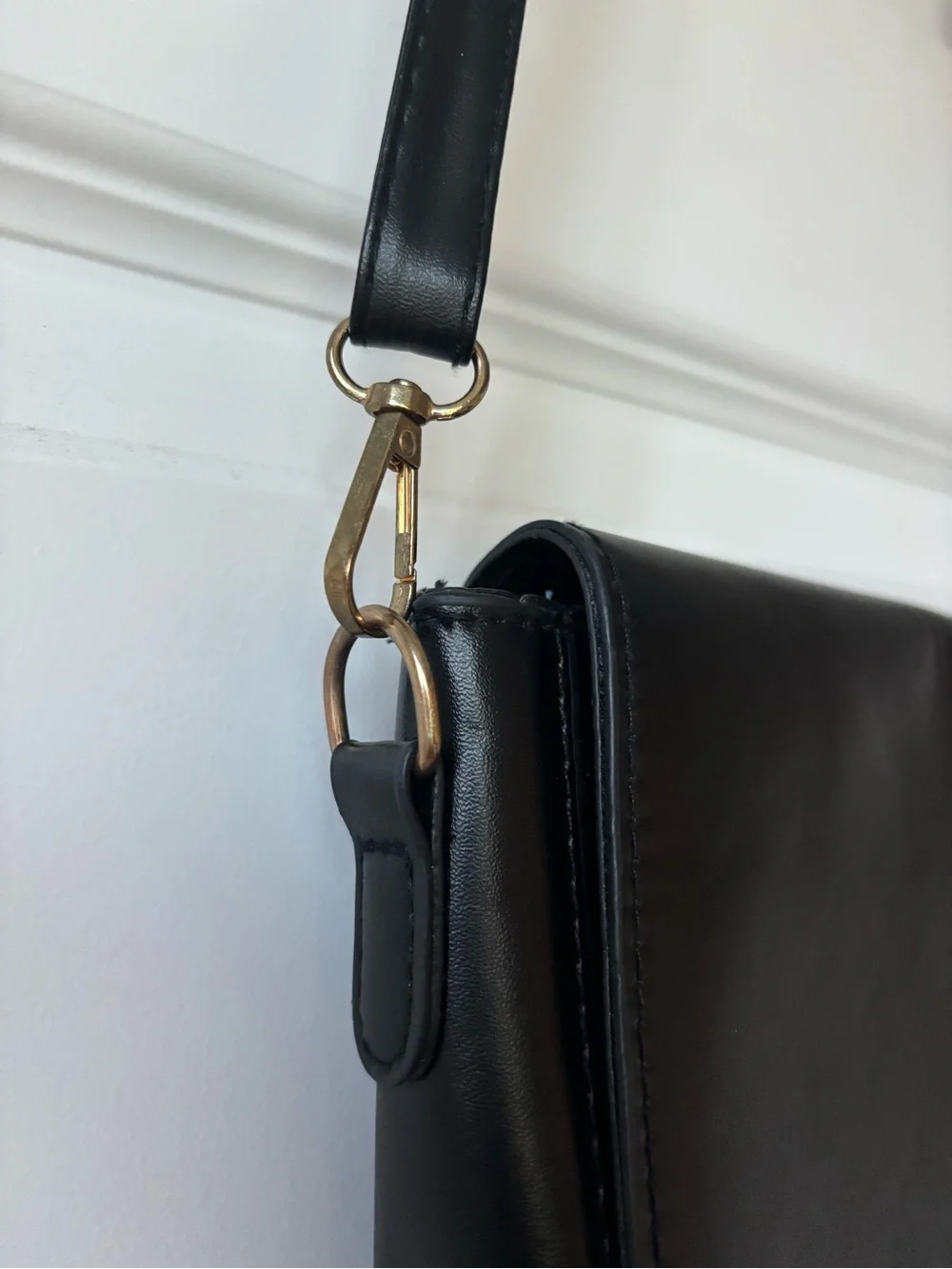 Classic Black Crossbody Shoulder Bag - Sleek Everyday Carry